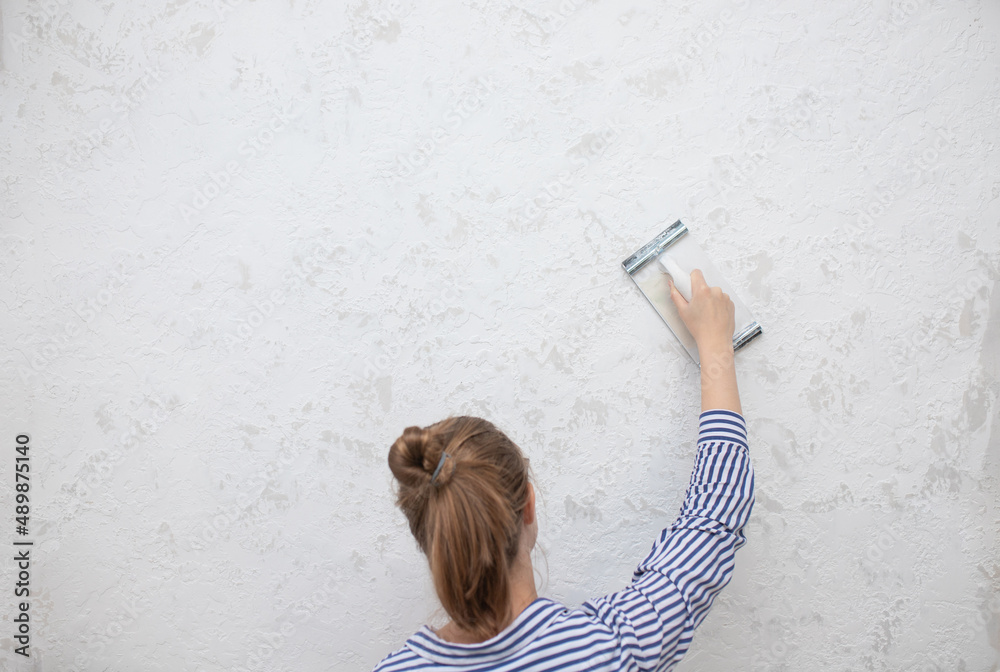 女孩们手工打磨，粉刷墙壁。女孩进行维修。打磨白墙