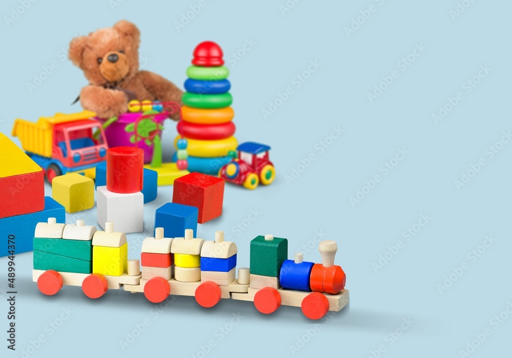 婴儿玩具背景。木制玩具火车、木制堆叠金字塔塔和彩色木砖