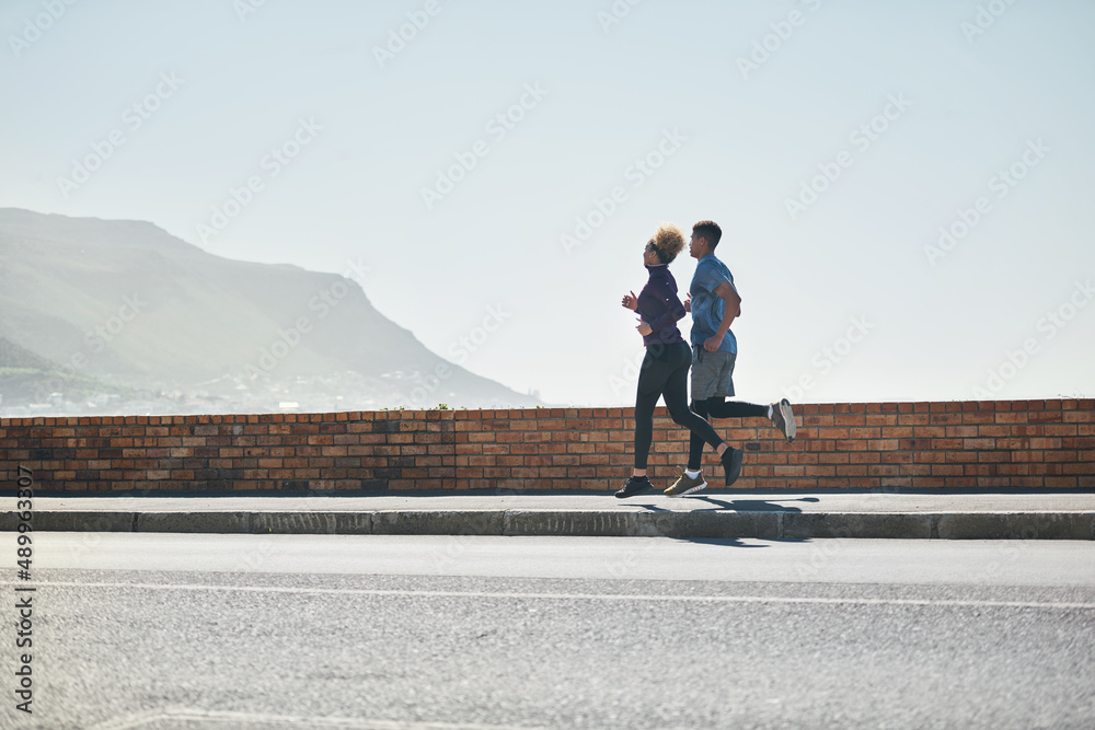 没有办法阻止他们。一对年轻夫妇一起跑步的照片。