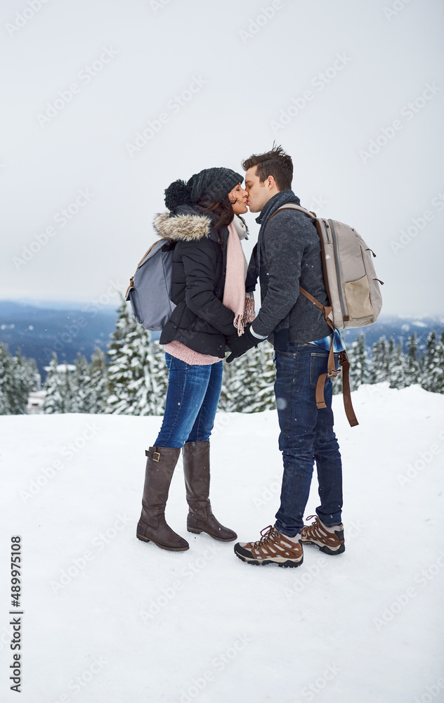 我们的爱情是一次伟大的冒险。一对情侣在雪地里度过一天的亲吻镜头。