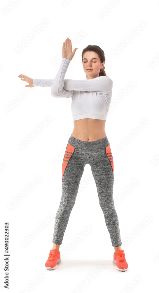 年轻的运动型女性在白色背景下锻炼