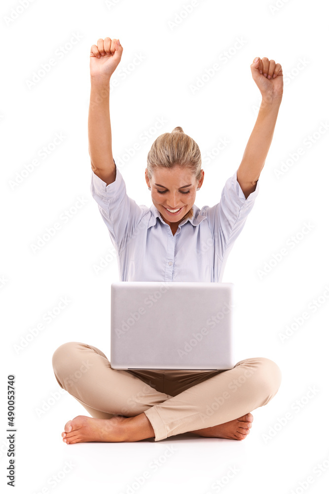 成功。一位有魅力的年轻女子坐在笔记本电脑前欢呼。