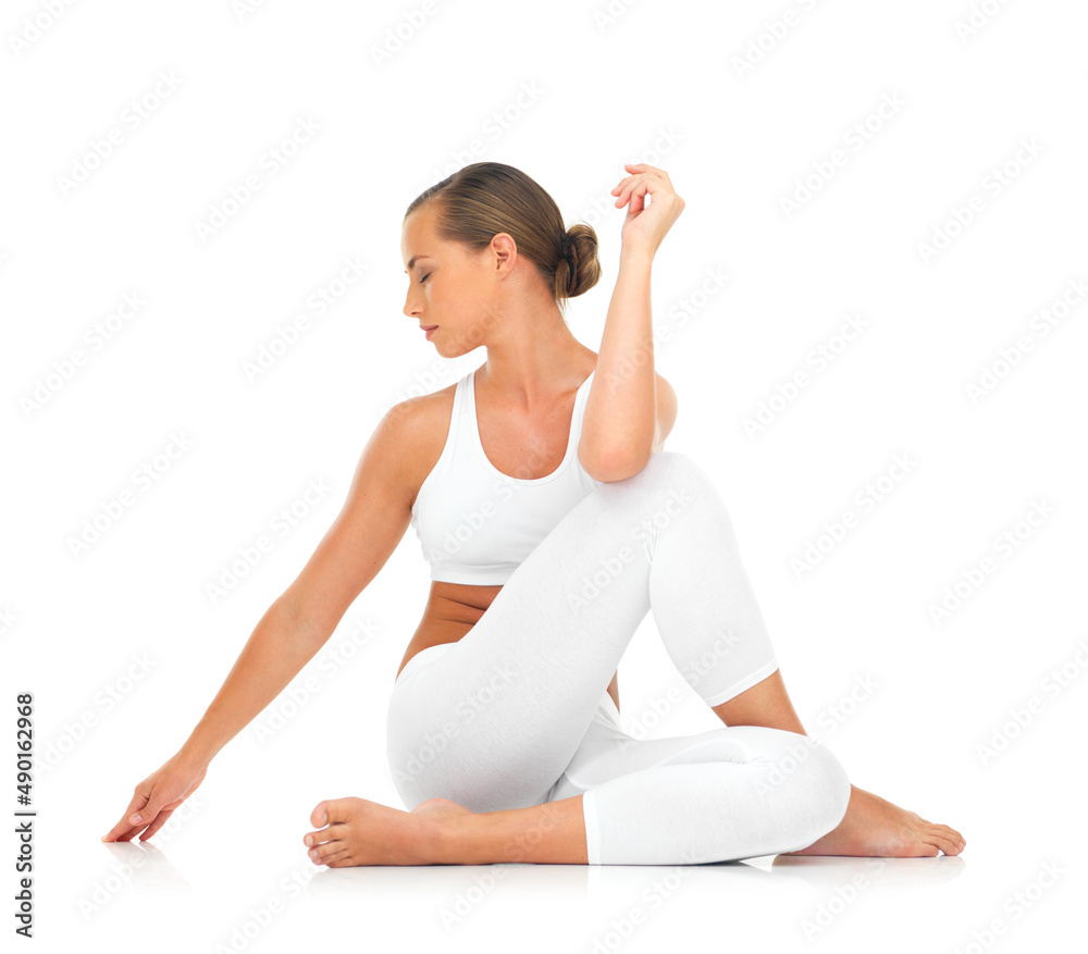 四肢着地锻炼。一位运动型年轻女性在白色背景下伸展身体。