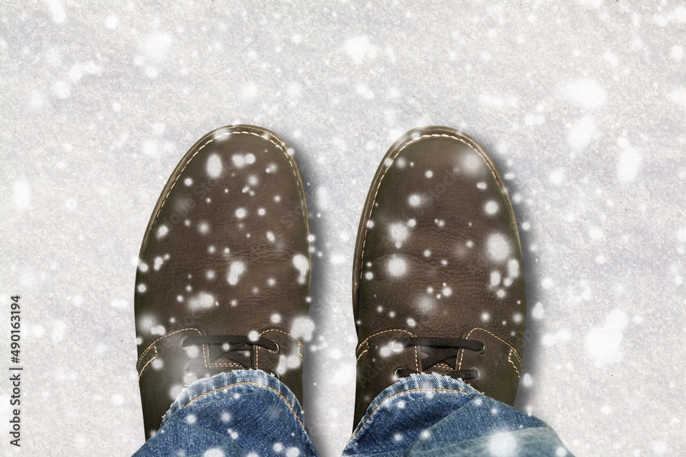 雪地里的现代时尚男性登山靴。