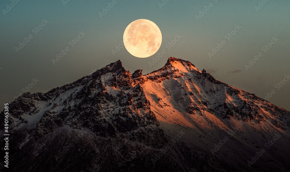 山上的满月