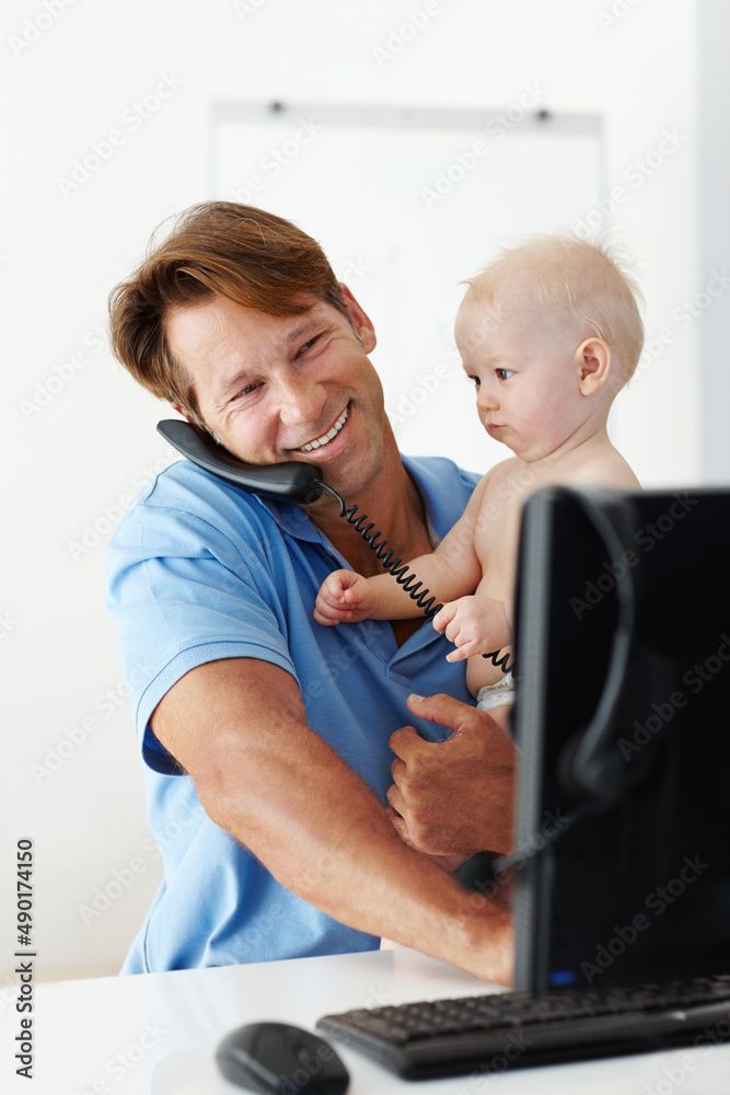 我有一个重要信息要告诉你，爸爸。一张父亲抱着一个小孩坐在桌子旁的照片。