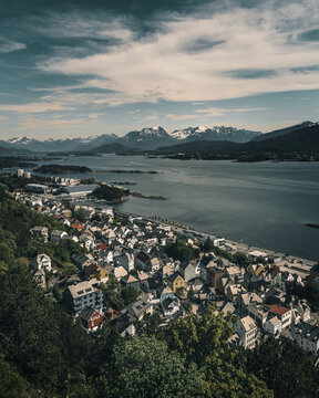 挪威罗罗斯市被山脉和湖泊包围的鸟瞰图