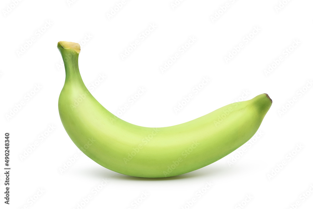 未成熟的绿色香蕉被隔离在白色背景上。剪切路径。