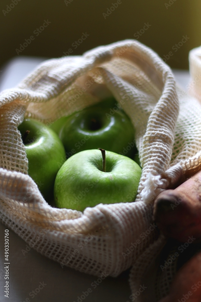 装满各种健康水果和蔬菜的可重复使用的网袋。选择性聚焦。