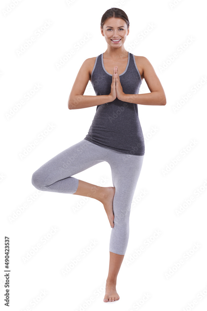 完美平衡。一位年轻的深色皮肤女性正在练习冥想艺术。