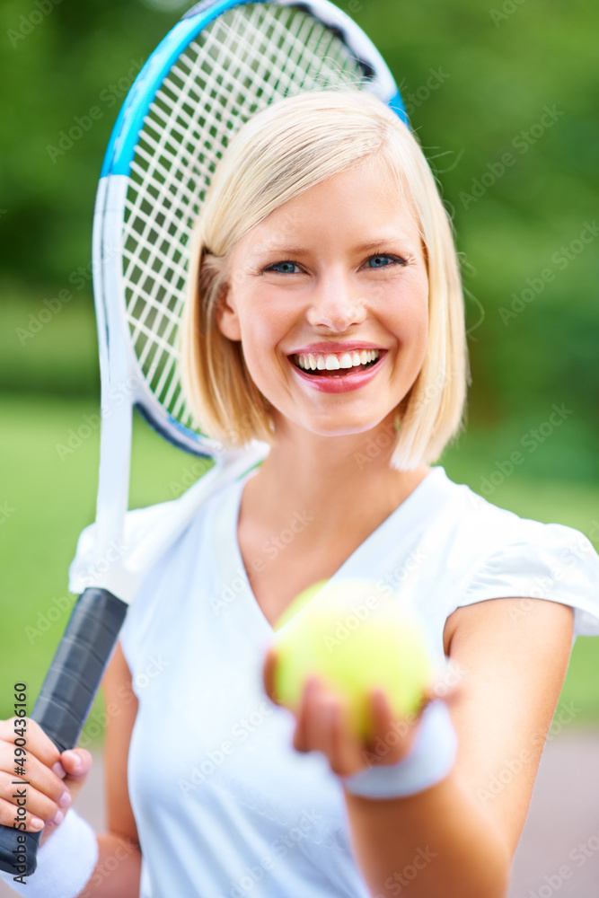 你准备好比赛了吗？一位年轻的女网球运动员拿着球拍向你求婚的肖像