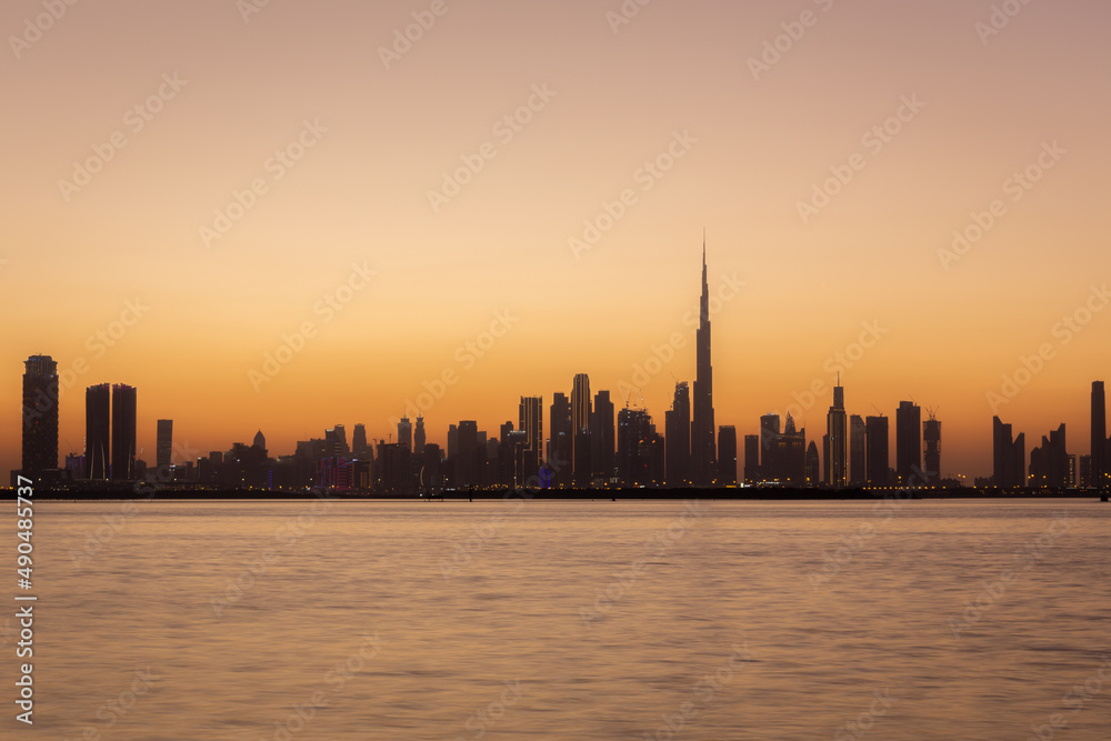 迪拜商业湾的天际线，朦胧的日落中建筑物的轮廓，橙色，长
