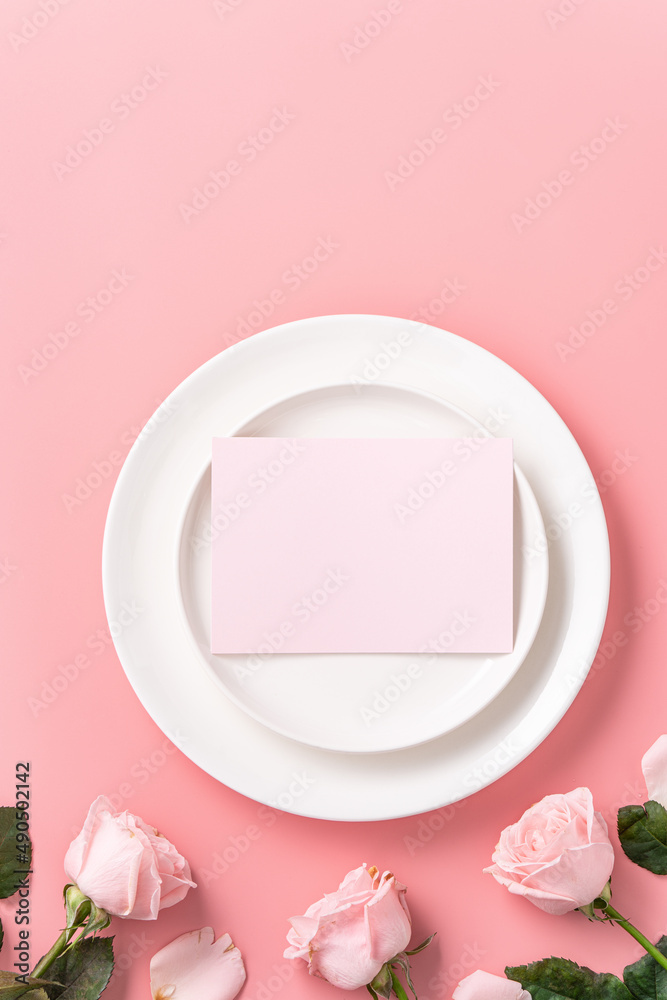 母亲节送礼物和送餐设计概念背景，粉色背景上有粉色玫瑰花