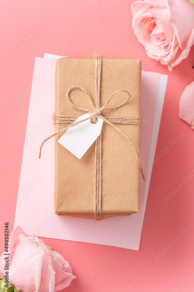 母亲节送礼物和送餐设计概念背景，粉色背景上有粉色玫瑰花