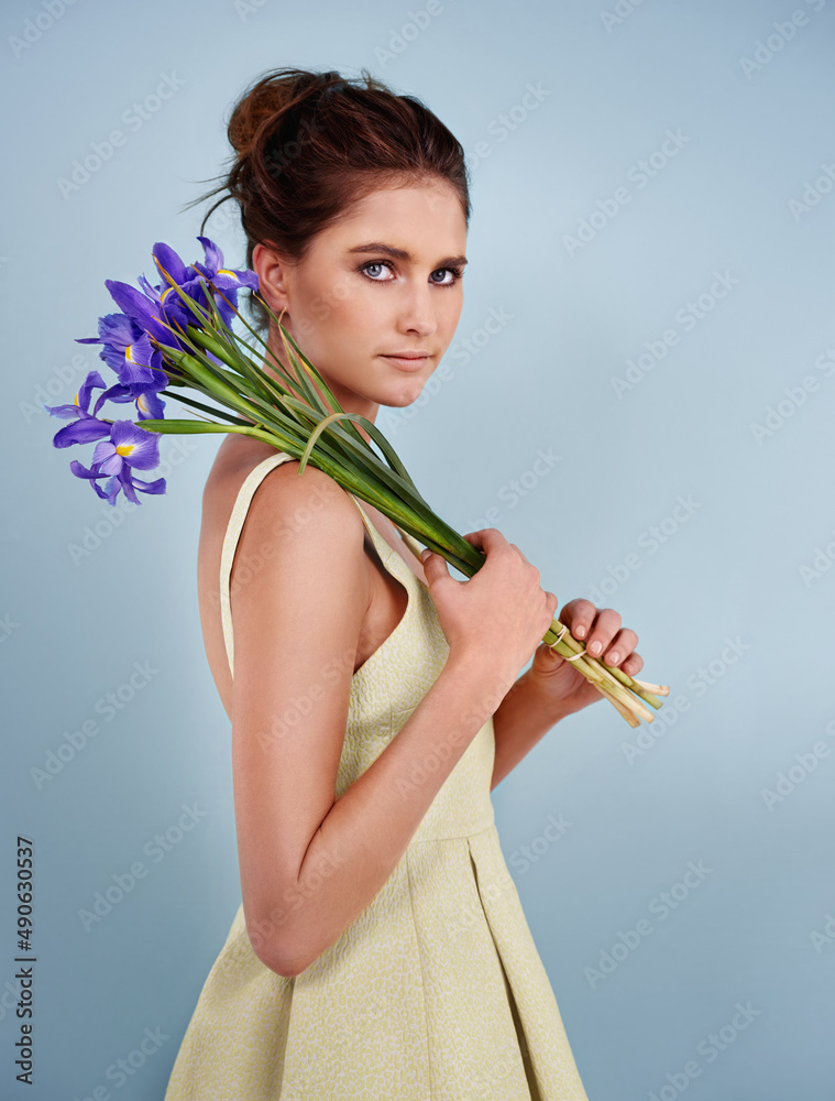 配上薰衣草看起来很可爱。一个漂亮的年轻女人拿着花对着一个gr的裁剪镜头