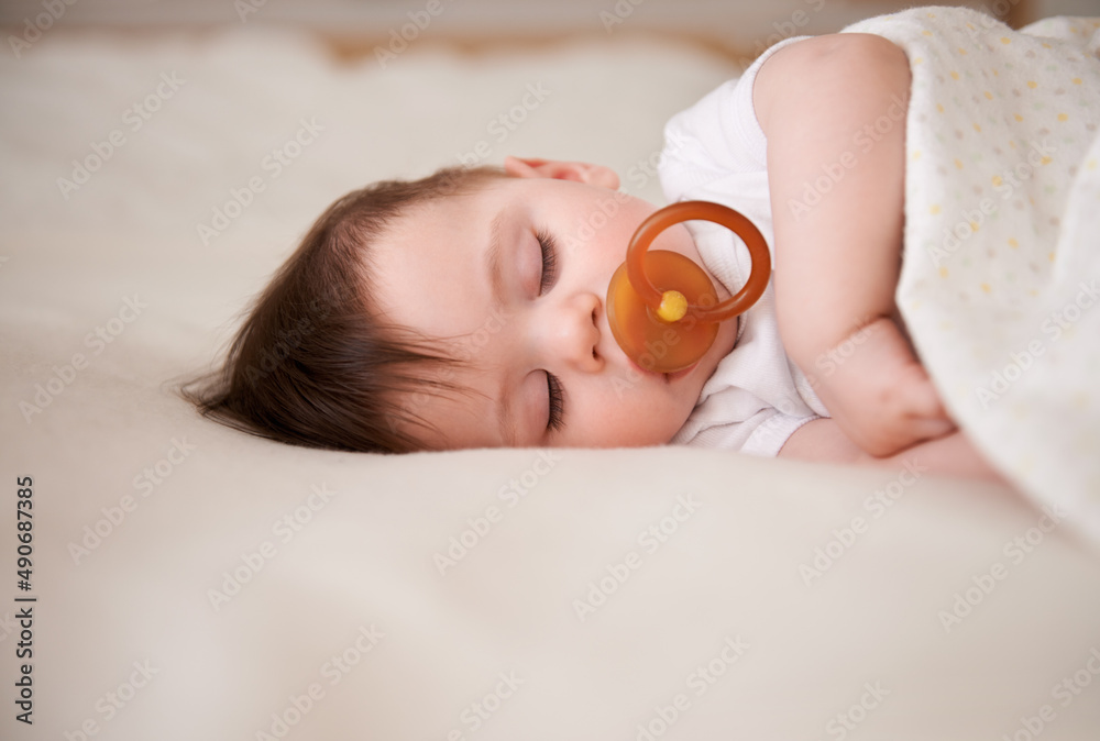 睡得很熟。一个男婴平静入睡的裁剪镜头。