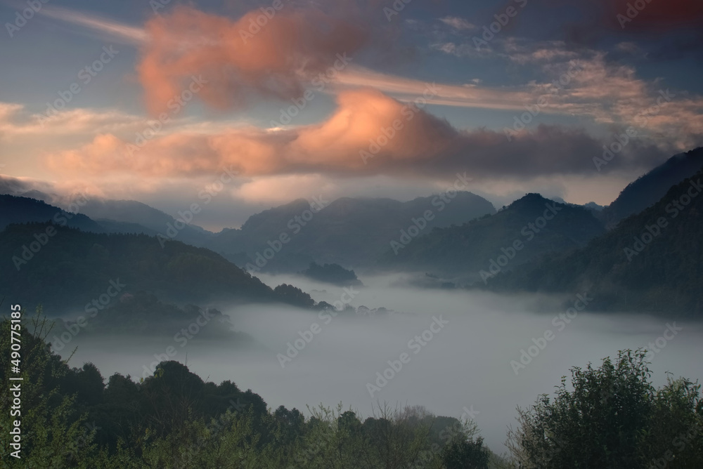 清晨山谷雾海上的五彩天空
