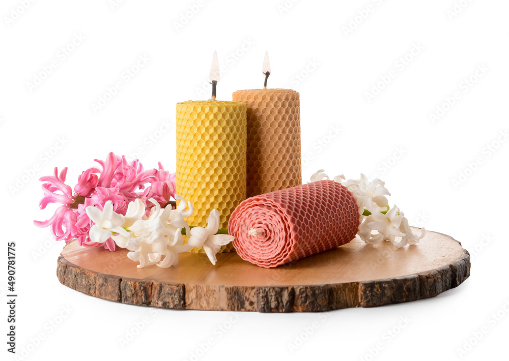白色背景上有蜡烛和花朵的木板