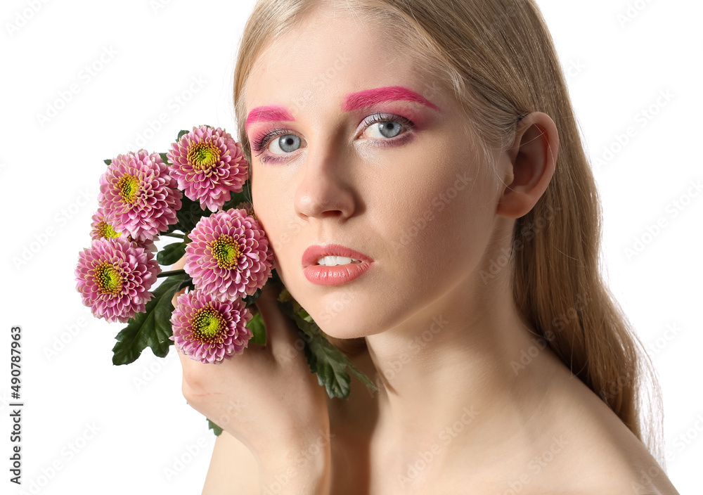化妆富有创意的美女在白底上捧着美丽的花朵