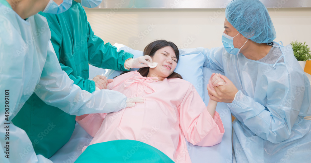 pregnant woman in delivery room