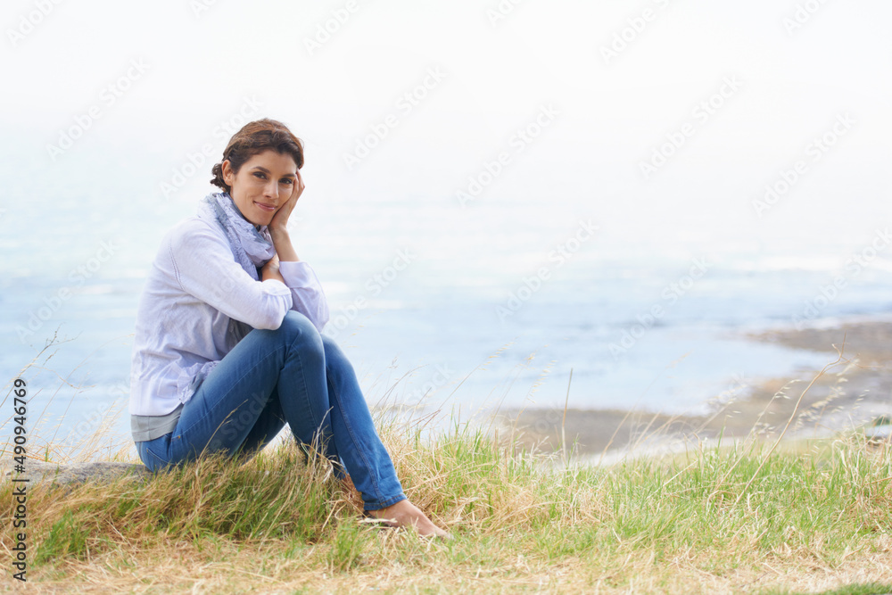 景色令人叹为观止。一位成熟女性在散步中休息拍摄的肖像
