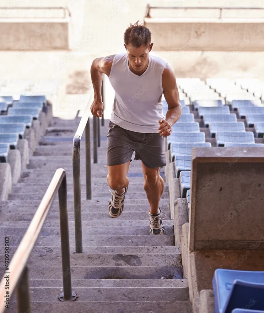 你必须努力争取胜利。一名运动员在火车上跑上一段楼梯的镜头
