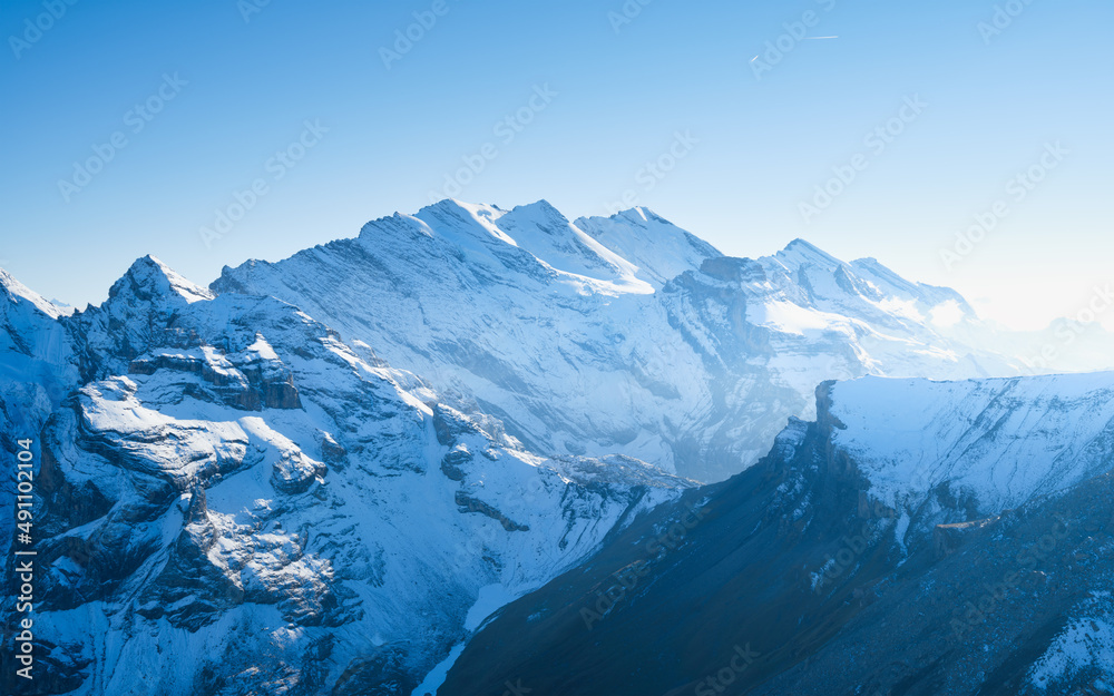 瑞士阿尔卑斯山的山景。山峰。自然景观。山脉和清澈的布鲁
