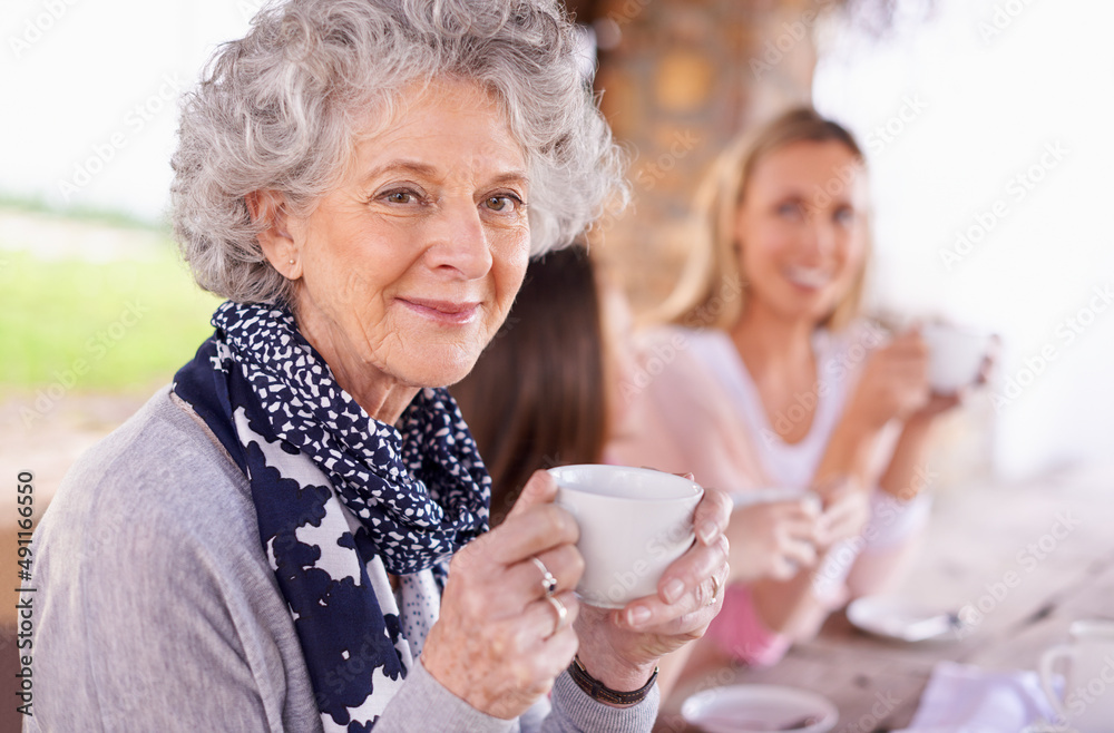 茶让你复活。一个家庭三代女性在外面喝茶的镜头。