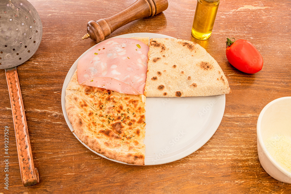 木桌上的脆披萨配烤腊肠，不含奶酪，油、牛至和胡椒