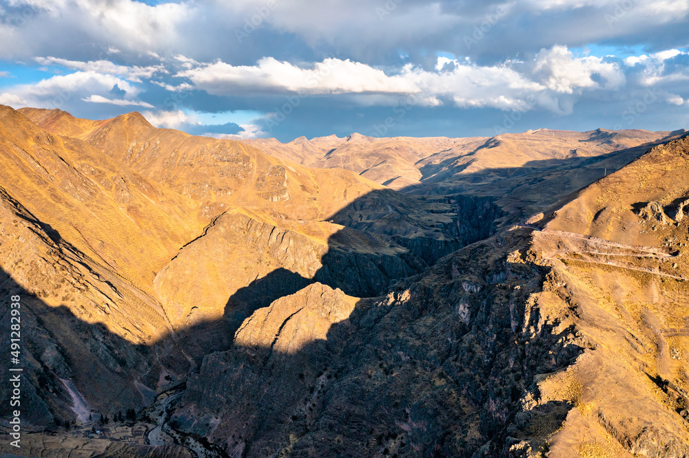 秘鲁维尼孔卡和帕尔科约彩虹山脉之间的阿纳尼索峡谷