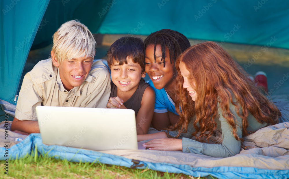 无论身在何处，始终保持连接-现代科技。孩子们享受使用笔记本电脑的乐趣。