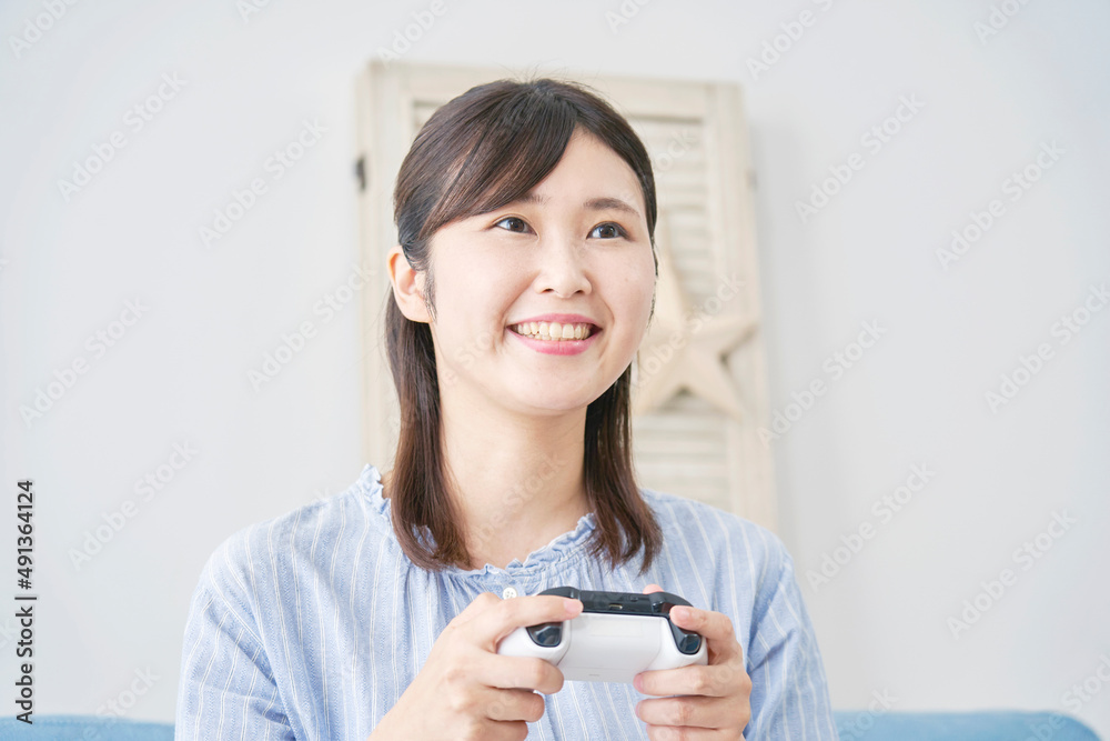 女性　テレビゲーム　リビング