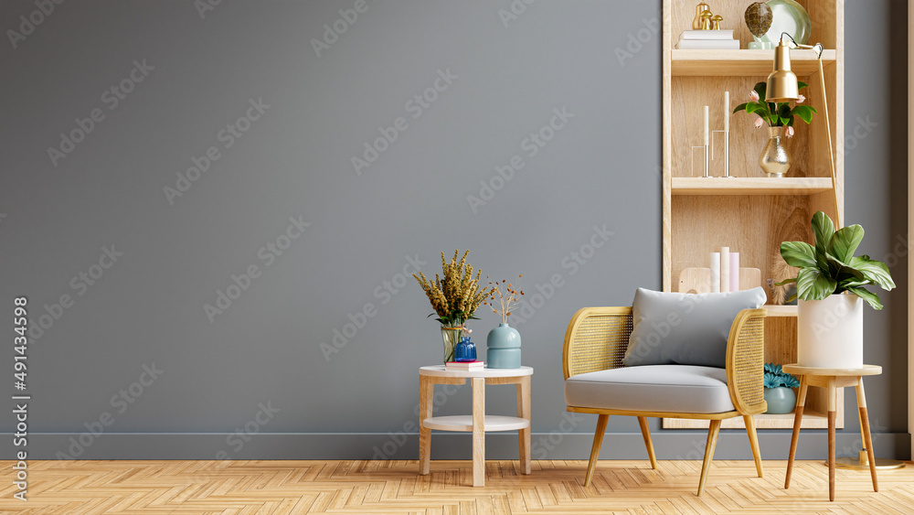 温暖色调的客厅内部，空的深色墙壁背景上有扶手椅。