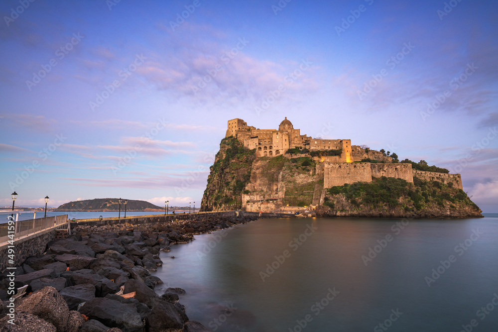 意大利伊斯基亚，地中海有阿拉贡城堡