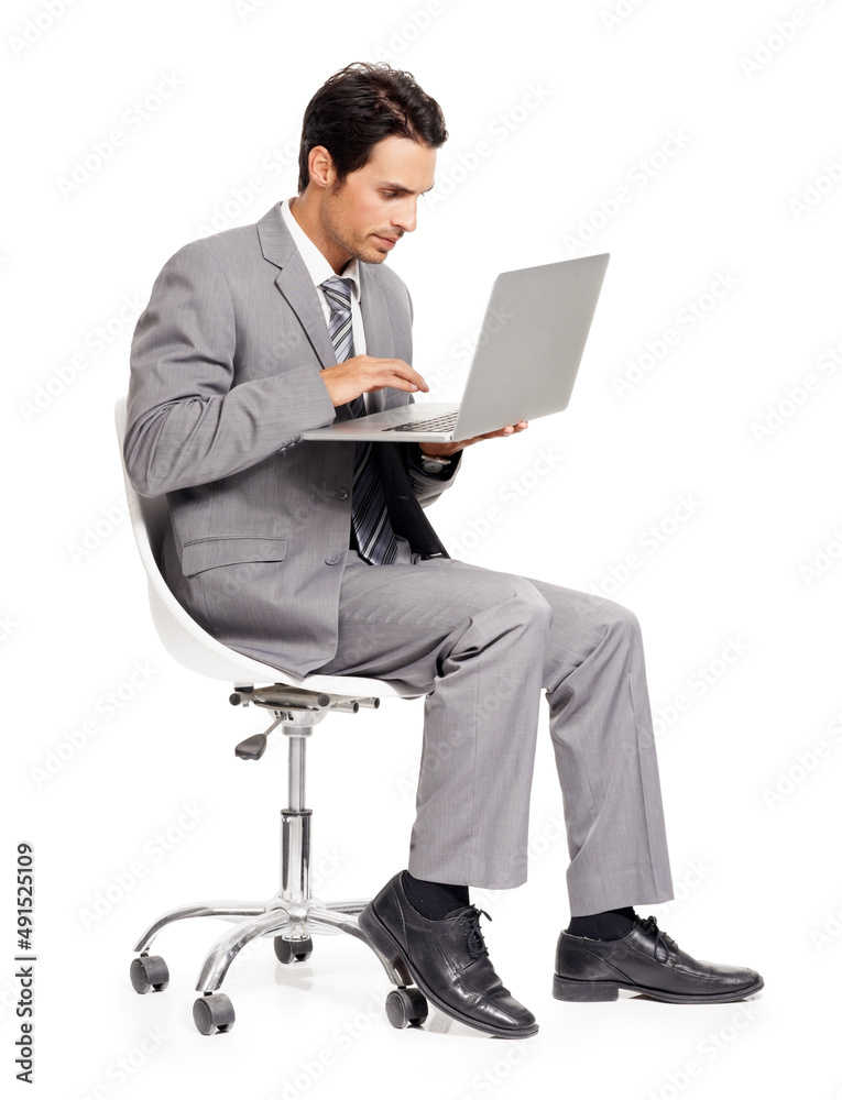 已连接。一位专注的年轻高管在白色隔离状态下用笔记本电脑工作。