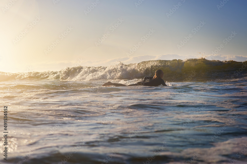 海洋给了我生命。一个年轻人在海洋中冲浪的后视镜头。