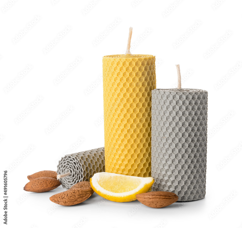 白色背景上的蜡烛、杏仁和柠檬片