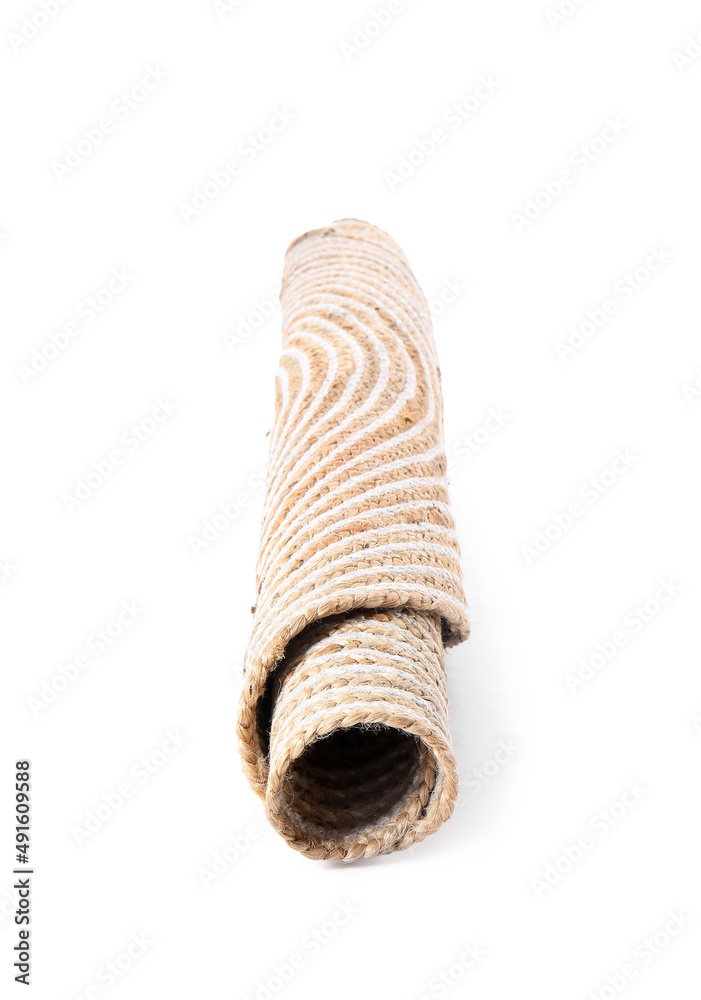 白色背景上隔离的卷制柳条地毯