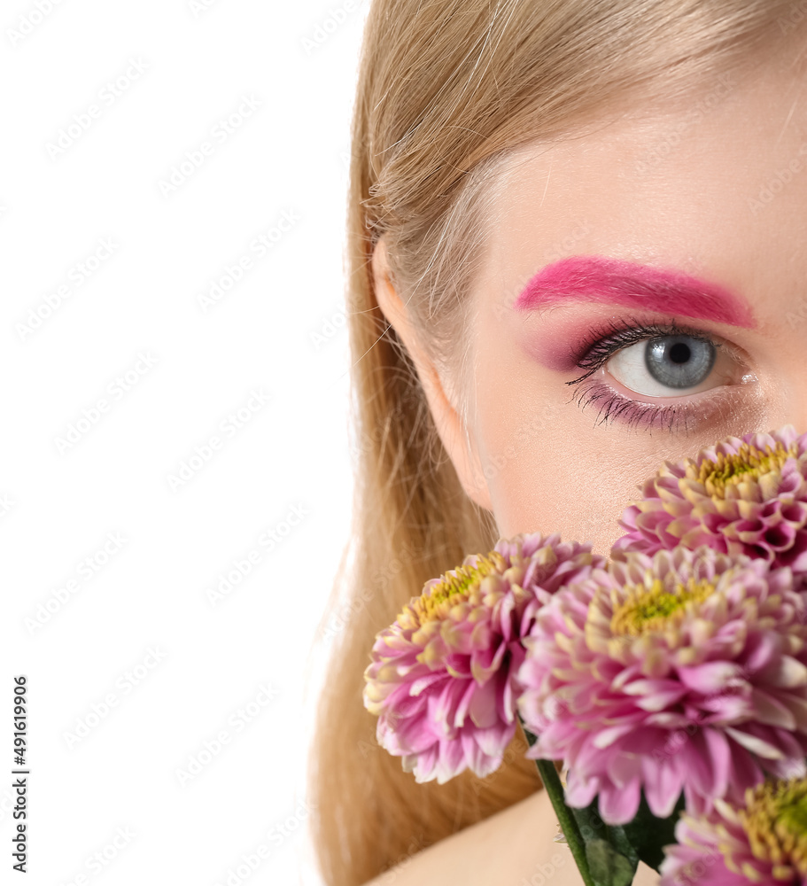 化妆富有创意的女人，白色背景上拿着一束鲜花，特写