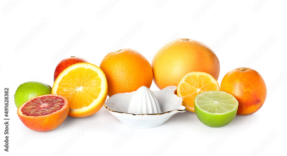 陶瓷榨汁机和白底柑橘类水果