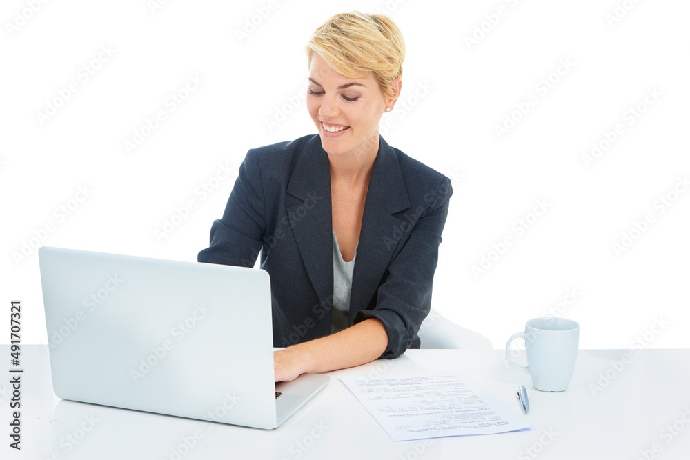 她很高兴能上班。一个年轻的女商人在笔记本电脑上工作。