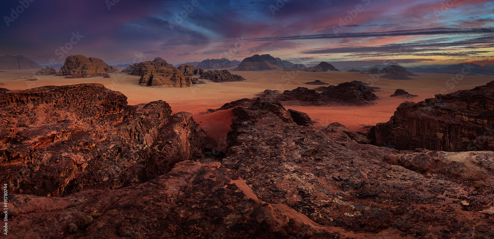 Wadi Rum沙漠全景，红色的沙子、石头和岩石。傍晚橙色的日落在大自然中。旅行Jord