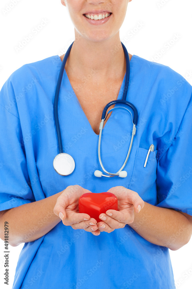 心脏病学是她的热情所在。一位外科医生手里拿着一颗心脏的特写镜头。