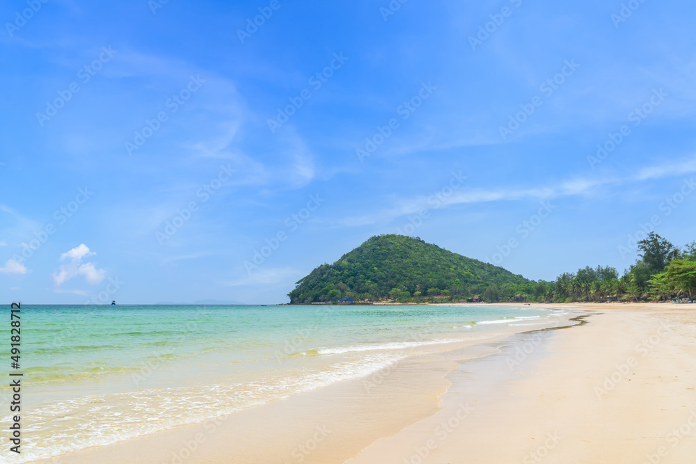 阳光明媚的Thung Wua Laen海滩，著名的旅游胜地和度假区，泰国春蓬