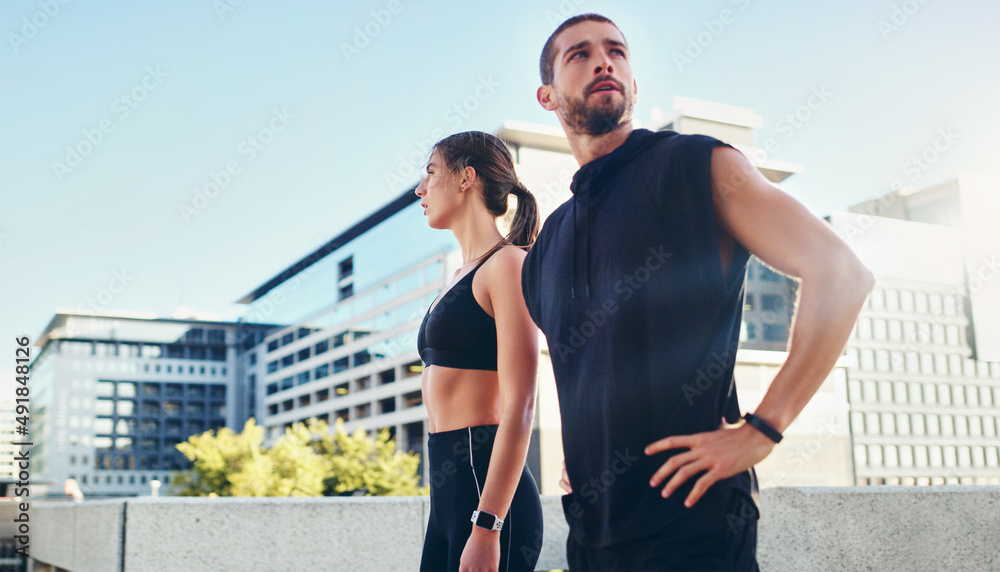 开始专注，结束坚强。一对年轻夫妇在城市里一起锻炼的照片。