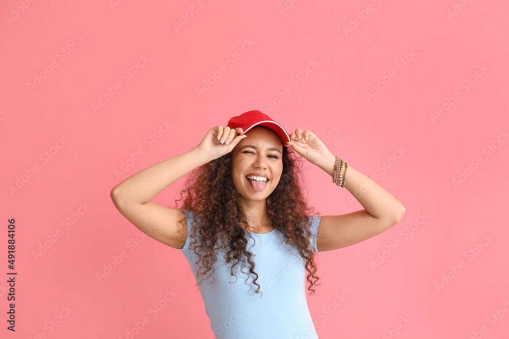 美丽的非裔美国女性，戴着彩色背景的时尚帽子