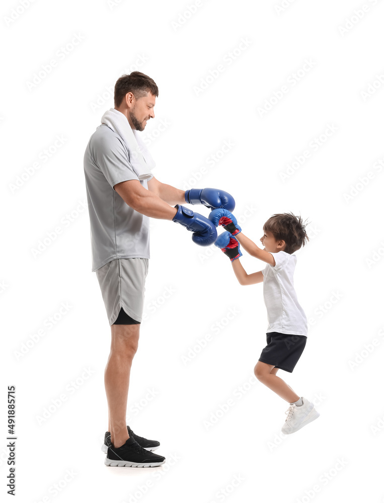 小男孩在白色背景下与拳击教练一起训练