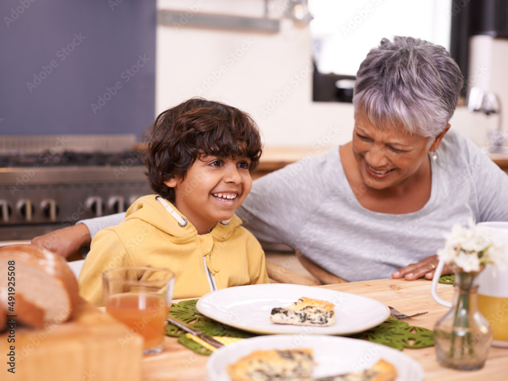 格兰尼斯蛋奶酥是最好的。一个可爱的小男孩在家和他的奶奶一起吃饭。