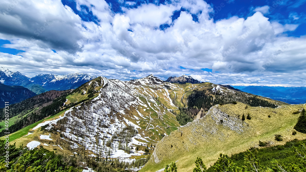 奥地利卡林西亚州卡拉万克山（Karawanks）春季全景哈恩科格尔（Klek）山峰