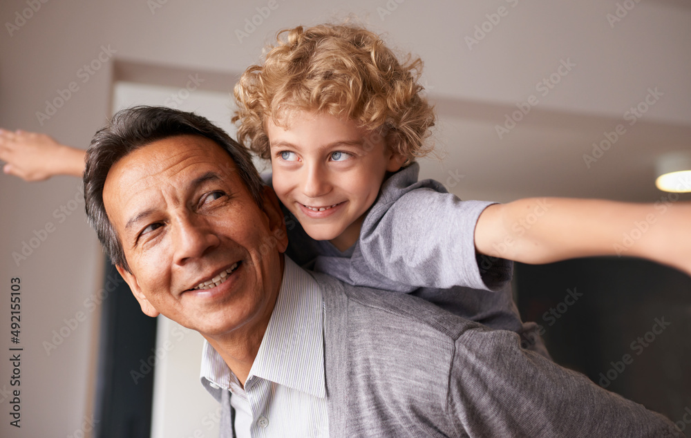 爷爷是最好的。一个爷爷背着他的孙子。